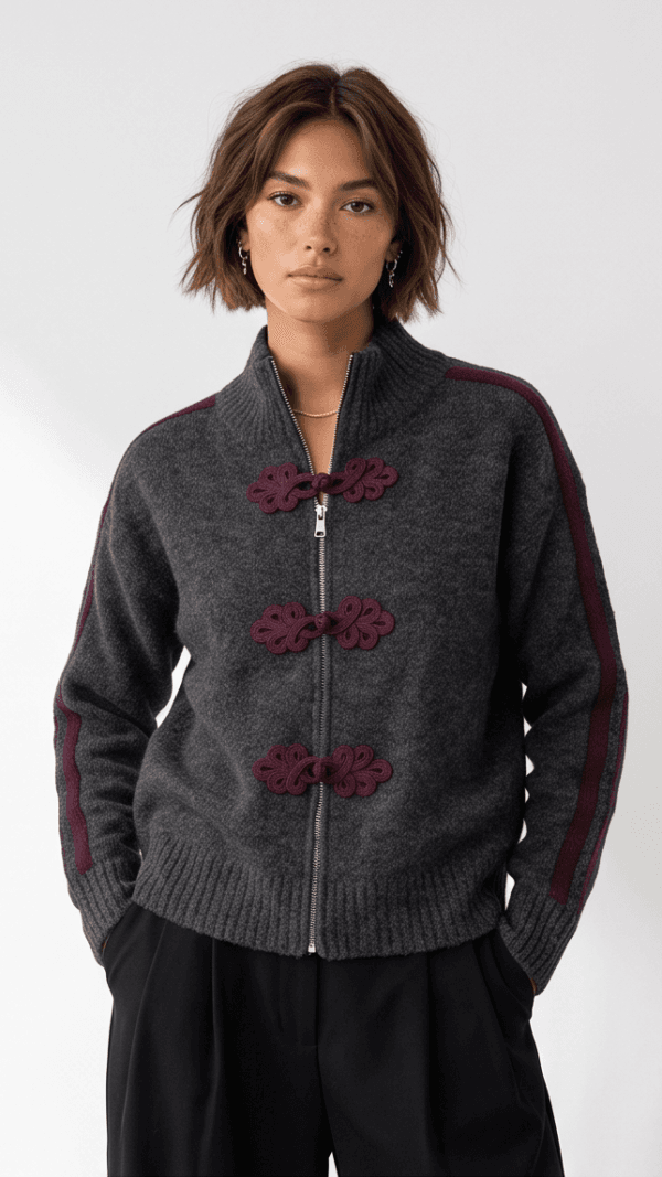 Sweter kardigan z ozdobnym zapięciem